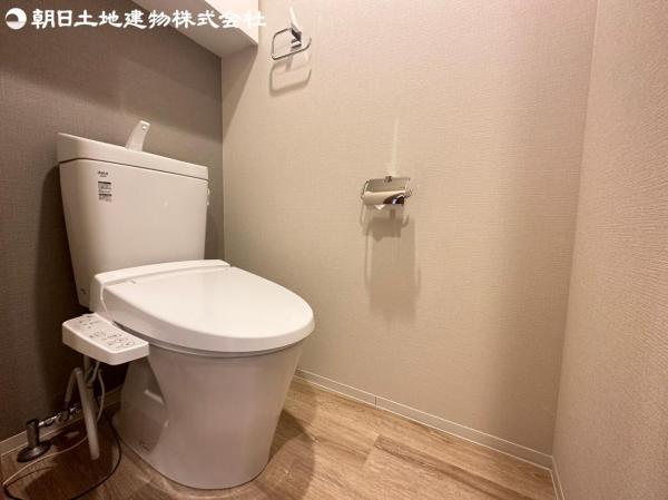 洗浄機能付き便座を標準装備。 【内外観】トイレ