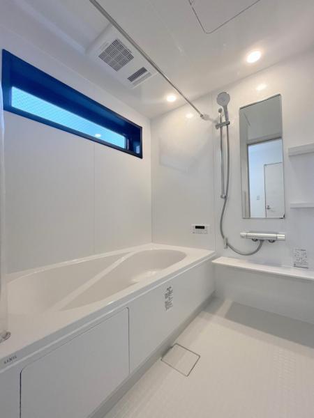 ・お湯張りから保温まで自動進行するオートバスシステム（追い焚き機能付）。キッチンと浴室のリモコンから操作できます。 【内外観】浴室