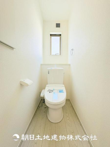 1号棟【ウォシュレット付きトイレ】最近では当たり前になってきたウォシュレット付きトイレになります！デリケートな方でも安心してお使いいただけます！ 【内外観】トイレ
