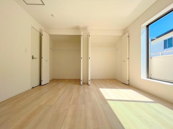 ◇◆【居室】◆◇充分な広さの寝室には、収納スペースもしっかり設けてあります。すっきりと物を片付けることができるので、お部屋の広さを有効活用できます。 【内外観】リビング以外の居室