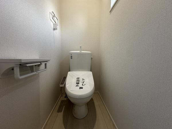 ２階にもトイレがあるので混雑を防ぐことはもちろん、夜中に起きてしまった時や、来客時などでも気兼ねなく利用することができますね！ 【内外観】トイレ