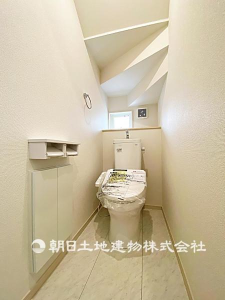 トイレには快適な温水洗浄便座付。いつも使うトイレだからこそ、こだわりたいポイントですね。 【内外観】トイレ