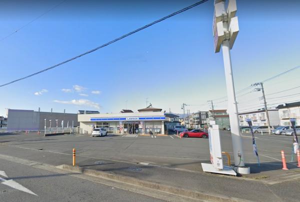 【ローソン　海老名中新田二丁目店】　駐車場が広く便利です。トラック用もあります。 【周辺環境】コンビニ