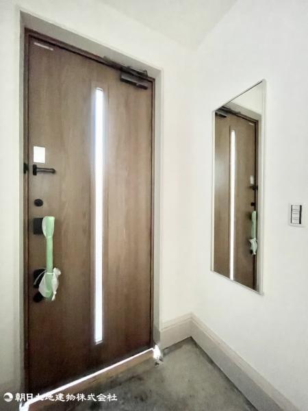 玄関には備え付けの鏡がついていて、お出かけ前の身だしなみチェックができて便利な設備です。 【内外観】玄関