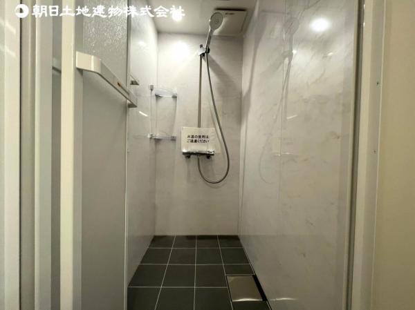シンプルなシャワー設備の浴室です。 【内外観】浴室