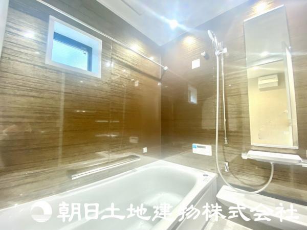 浴室は木目調を基調としており暖かさを感じる空間です！ 【内外観】浴室