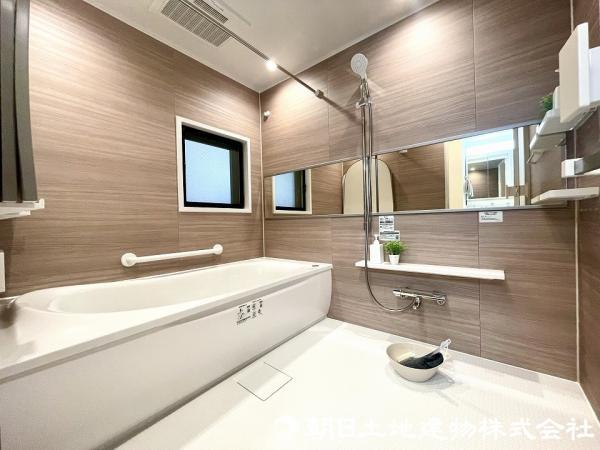 落ち着いた木目のアクセントパネルを使用した高級感のあるバスルーム！ 【内外観】浴室