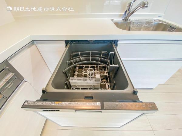 【設備】食器洗浄器付システムキッチン自分で洗わなくて済むので楽々。食器洗いに使っていた時間を他の家事にあてたり、ゆっくり休んだりもできます。 水仕事が減れば手荒れの防止にもなります 【内外観】キッチン