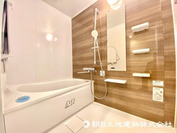 アクセントパネルを使用し、より落ち着いた雰囲気が魅力的なバスルーム！ 【内外観】浴室