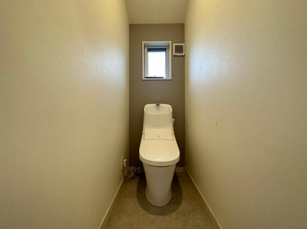 汚れをふき取り易いフロアと壁紙をチョイス致しました。毎日の生活を快適にお過ごし頂けますよう、落ち着いた雰囲気です。 【内外観】トイレ