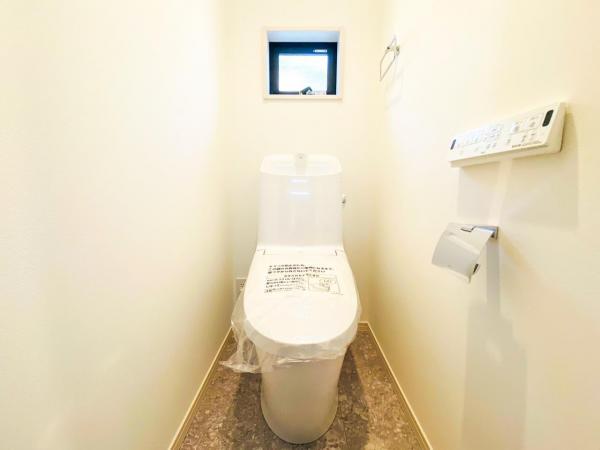 毎日使うトイレには快適な温水洗浄便座付です。 【内外観】トイレ