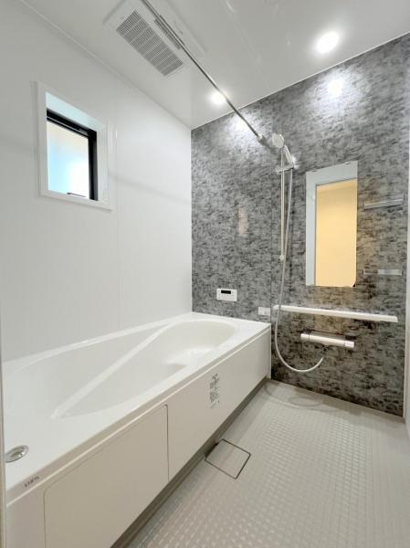 浴室は湿気がたまりやすく、換気扇だけではどうしてもカビが出てしまいやすい場所。窓があるだけで、あっという間に換気ができますのでお風呂のカビお掃除も気持ちが良いです。 【内外観】浴室