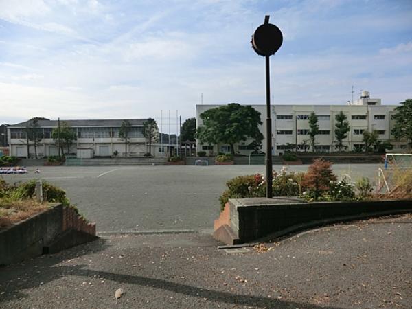 横浜市立都岡小学校800ｍ 【周辺環境】小学校