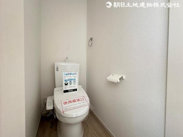 1・2階とも温水洗浄機能付きの便座トイレです。 【内外観】トイレ