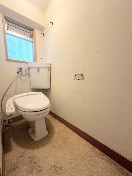 マンションには珍しい窓のついたトイレです。 【内外観】トイレ