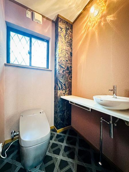 【拘りの広々トイレ】洗浄機能・脱臭機能を完備、開口窓も設け清潔な室内を演出することが可能です。 【内外観】トイレ