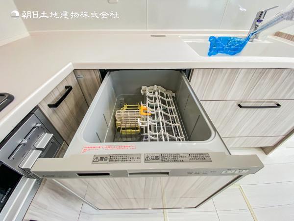【キッチン】使いやすいシステムキッチンで食洗機付きです。入居時から気持ちよくお使いいただけます。 【内外観】キッチン
