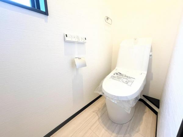 【トイレ】ゆとりをもったトイレの広さ、白ベースに清潔感ある空間です。 【内外観】トイレ