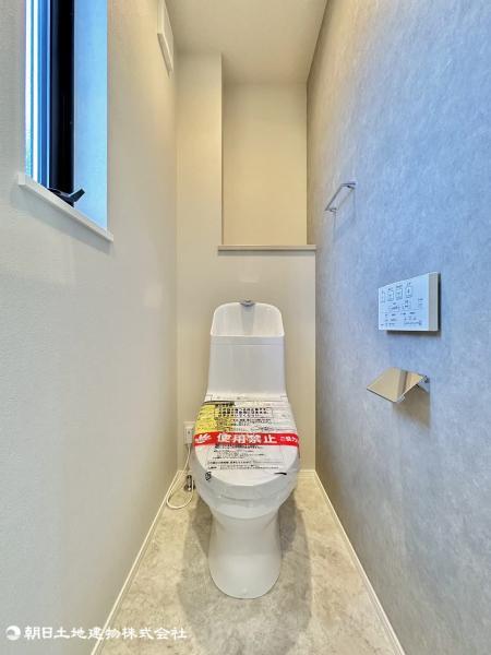 手入れのしやすいシンプルなデザインを採用。 【内外観】トイレ
