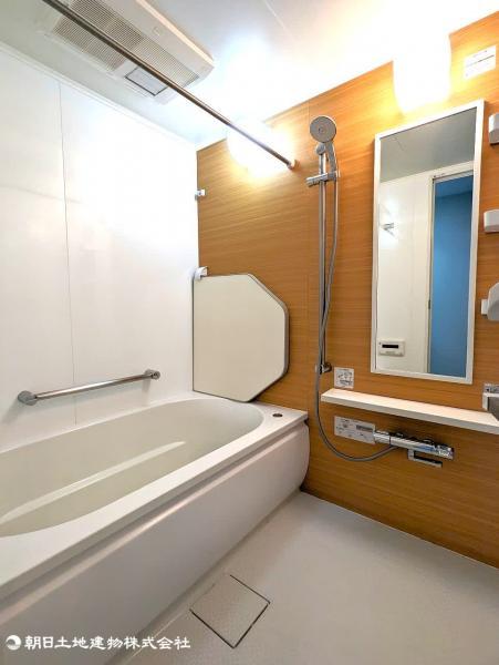 浴室乾燥付きの為、カビなども防げてきれいに保てます。 【内外観】浴室