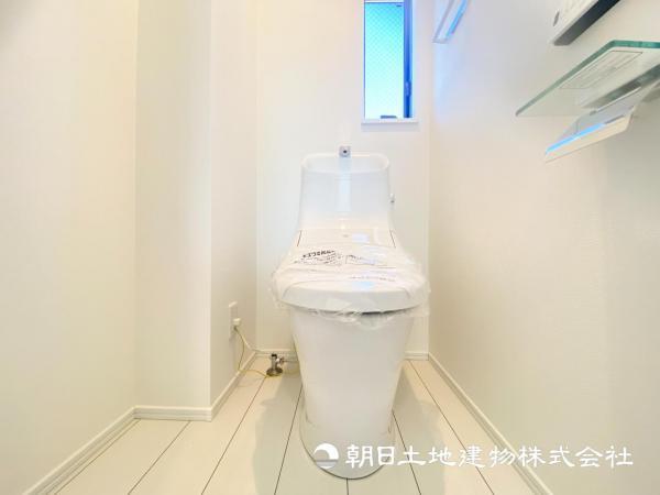 【トイレ】最新のトイレは節水や掃除のしやすさ等進化し続け便利で快適な空間へと変化しています 【内外観】トイレ