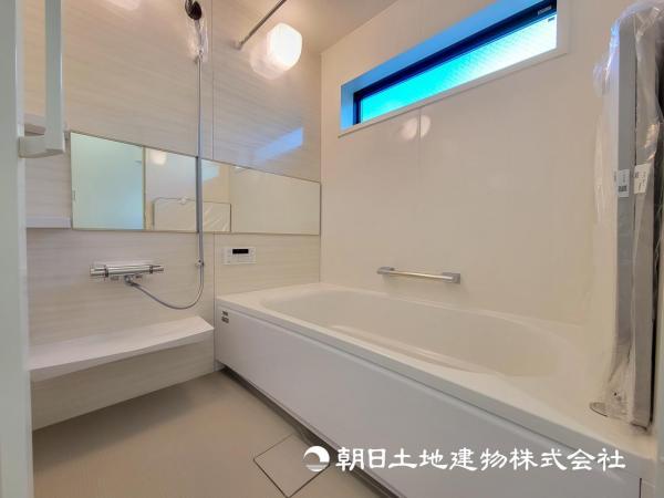 【浴室】お風呂をキレイに保つためには、換気が重要！採光もバッチリの窓があります。 【内外観】浴室