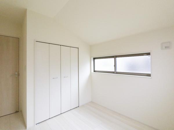 白を基調にしたお部屋は明るく開放感があります。 【内外観】リビング以外の居室