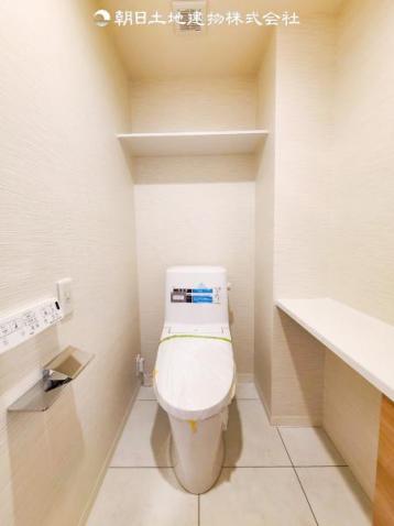 【トイレ】タンクレスの多機能搭載型の温水洗浄付きトイレを設置しています。また、手洗いを設け高級感のある広々した空間です。 【内外観】トイレ