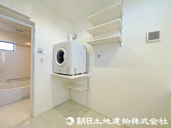 色々なサイズの洗濯機が置けるランドリースペースです！ 【内外観】洗面台・洗面所