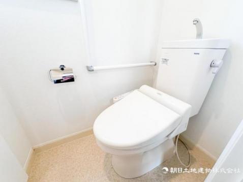 ゆとりをもったトイレの広さ、白ベースに清潔感ある空間です。 【内外観】トイレ