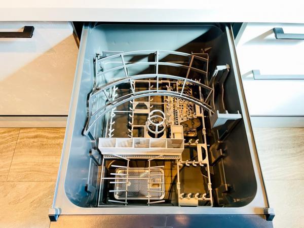 【ビルトイン食洗機】洗浄から乾燥までボタン一つで完結する食洗機付き。大変な洗い物がぐっと短く済みます！乾燥をかけて食器をそのまま保管できるのでキッチンの上に溢れてしまう必要もございません。 【設備】その他設備