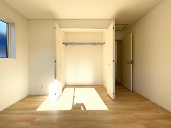 【居室】壁面クローゼットがあればタンスを置く必要がなく、出っ張りのないスッキリ空間を維持できます。 【内外観】リビング以外の居室