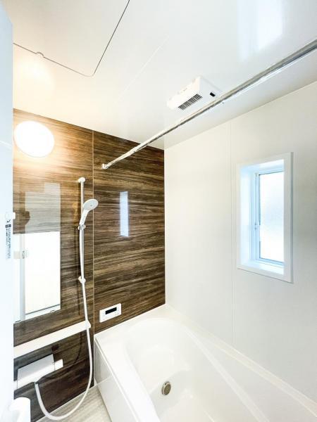 【一坪タイプの広々浴室】広々１坪タイプのゆったり浴室ユニット。防カビ抗菌素材なのもうれしい 【内外観】浴室