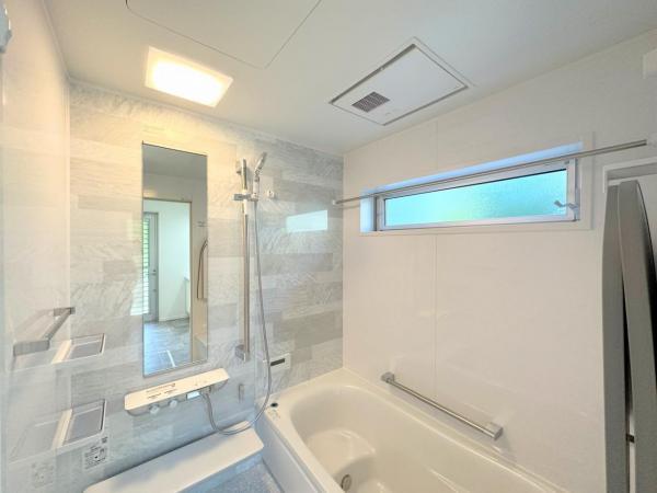 【浴室】シャワー下のカウンターは壁と浴槽から離れたデザイン 【内外観】浴室
