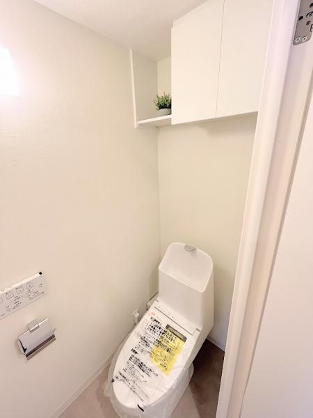 ◇◆【トイレ】◆◇ゆとりをもったトイレの広さ、白ベースに清潔感ある空間です。 【内外観】トイレ