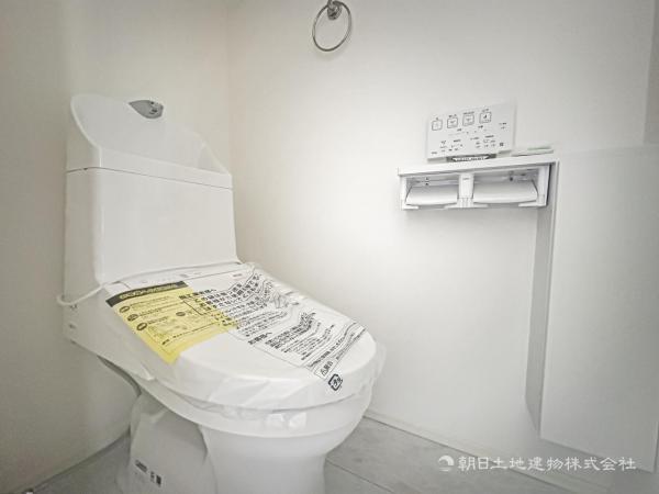【トイレ】ウォシュレット、保温機能付き便座など充実の設備です　お掃除がしやすくストレスフリー！！ 【内外観】トイレ
