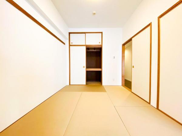 和室はゆとりある6畳です。くつろぎの空間にいかがですか？ 【内外観】リビング以外の居室