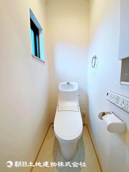 トイレ関係の設備も一新されています。もちろん温水洗浄機能付き便座です。 【内外観】トイレ