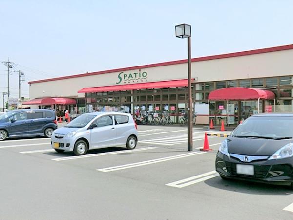 【エスパティオ　下川入店】　敷地が広く、広い駐車場があるので車で買い物に行くのにとても便利です。 お店も大きくて、品揃えもよいです。 【周辺環境】スーパー