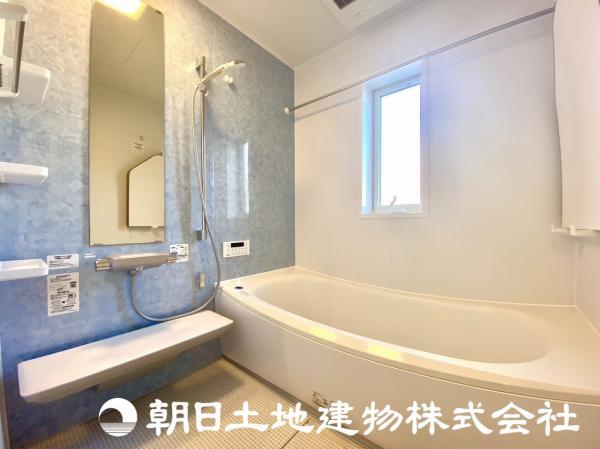 大理石調のアクセントパネルを使用した高級感のあるバスルーム！ほっからり床を使用しておりますので、水はけがよく衛生的です！ 【内外観】浴室