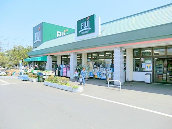 【FUJI　倉見店】950m　ショッピングモールが増えてこのくらいのサイズのスーパーが少なくなってきているのでいつも重宝してます。 【周辺環境】スーパー