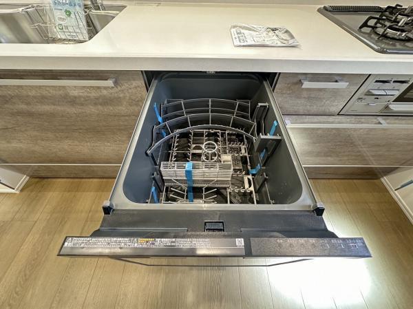 食器洗い乾燥機は、多くの食器を一度に洗い上げ、手洗いよりも大幅に節水できます。 【内外観】キッチン