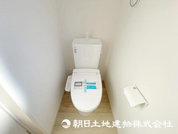 トイレ関係の設備も一新されています。もちろん温水洗浄機能付き便座です。 【内外観】トイレ