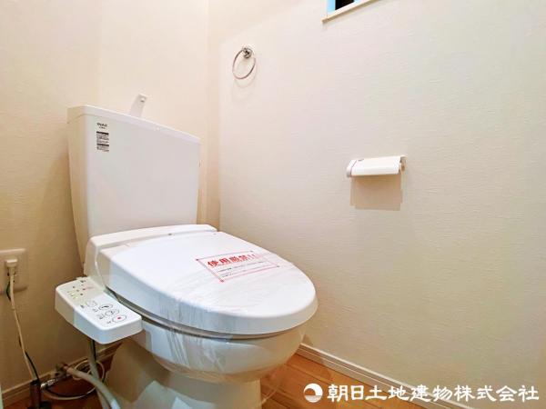 トイレはシンプルで清潔感があり、快適な使用を約束します。 【内外観】トイレ