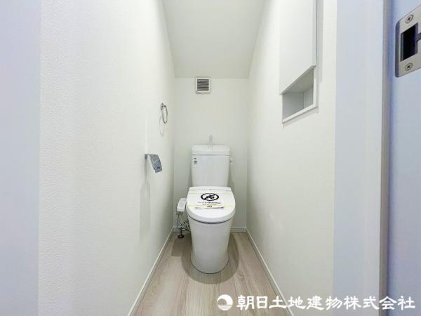 心地良い使用感のウォシュレット付きトイレ！ホワイトのクロスで清潔感があります！ 【内外観】トイレ