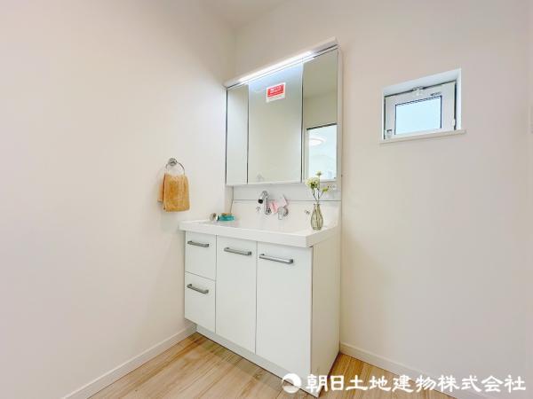 機能性のある洗面化粧台。鏡の裏にも収納があり便利です！ 【内外観】洗面台・洗面所