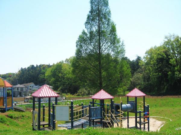 【つつじ台公園】70ｍ　広々とした園内には、木製のステージやスプリング遊具をはじめ、楽しい遊具が並んでいます。小さな子どもから小学生まで楽しく遊べるスポットとなっています。 【周辺環境】公園