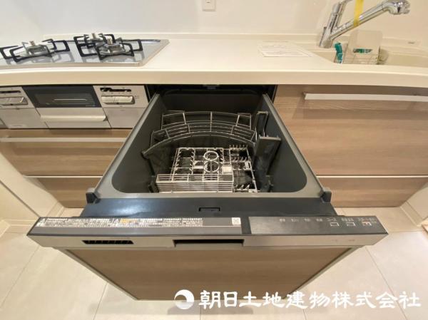 ビルトイン食洗機は、作業台が広く使え、節水や節電機能も充実しています 【内外観】キッチン