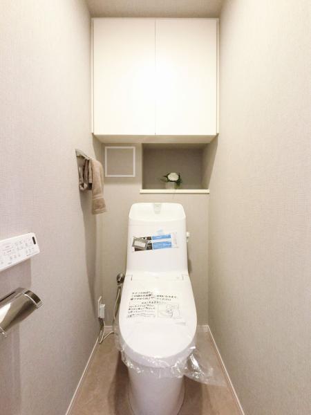 トイレ上部には収納棚が付いています。 【内外観】トイレ