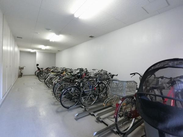 自転車置場は広くゆとりがあります。 【内外観】その他共用部